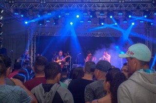 
                        <a style='margin-left: 5px;' class='btn btn-xs btn-social btn-facebook' href='https://www.facebook.com/sharer/sharer.php?u=https://galeramix.s01.web.getmuller.com.br/imagem/a104/800-800-90/conteudo/site_galerias/104/festa-do-divino-espirito-santo-tijucas-galeramix-11.jpg' rel='popup' data-width='500' data-height='400'><i class='fa fa-facebook'></i>Compartilhar <span class='hidden-xs'>no Facebook</span>
                    </a> 
                    <a class='btn btn-default btn-xs' target='_blank' href='imagem/a104/800-800-90/conteudo/site_galerias/104/festa-do-divino-espirito-santo-tijucas-galeramix-11.jpg'>
                        <span class='glyphicon glyphicon-cloud-download'></span> Salvar
                    </a>
                    