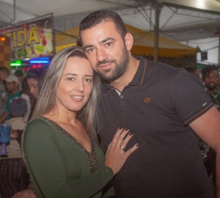 
                <a style='margin-left: 5px;' class='btn btn-xs btn-social btn-facebook' href='https://www.facebook.com/sharer/sharer.php?u=https://galeramix.s01.web.getmuller.com.br/imagem/a104/800-800-90/conteudo/site_galerias/104/festa-do-divino-espirito-santo-tijucas-galeramix-13.jpg' rel='popup' data-width='500' data-height='400'><i class='fa fa-facebook'></i>Compartilhar <span class='hidden-xs'>no Facebook</span>
            </a> 
            <a class='btn btn-default btn-xs' target='_blank' href='imagem/a104/800-800-90/conteudo/site_galerias/104/festa-do-divino-espirito-santo-tijucas-galeramix-13.jpg'>
                <span class='glyphicon glyphicon-cloud-download'></span> Salvar
            </a>
            