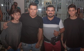 
            <a style='margin-left: 5px;' class='btn btn-xs btn-social btn-facebook' href='https://www.facebook.com/sharer/sharer.php?u=https://galeramix.s01.web.getmuller.com.br/imagem/a104/800-800-90/conteudo/site_galerias/104/festa-do-divino-espirito-santo-tijucas-galeramix-14.jpg' rel='popup' data-width='500' data-height='400'><i class='fa fa-facebook'></i>Compartilhar <span class='hidden-xs'>no Facebook</span>
        </a> 
        <a class='btn btn-default btn-xs' target='_blank' href='imagem/a104/800-800-90/conteudo/site_galerias/104/festa-do-divino-espirito-santo-tijucas-galeramix-14.jpg'>
            <span class='glyphicon glyphicon-cloud-download'></span> Salvar
        </a>
        