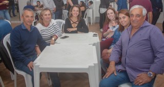 
<a style='margin-left: 5px;' class='btn btn-xs btn-social btn-facebook' href='https://www.facebook.com/sharer/sharer.php?u=https://galeramix.s01.web.getmuller.com.br/imagem/a104/800-800-90/conteudo/site_galerias/104/festa-do-divino-espirito-santo-tijucas-galeramix-30.jpg' rel='popup' data-width='500' data-height='400'><i class='fa fa-facebook'></i>Compartilhar <span class='hidden-xs'>no Facebook</span>
</a> 
<a class='btn btn-default btn-xs' target='_blank' href='imagem/a104/800-800-90/conteudo/site_galerias/104/festa-do-divino-espirito-santo-tijucas-galeramix-30.jpg'>
<span class='glyphicon glyphicon-cloud-download'></span> Salvar
</a>
