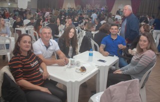 
<a style='margin-left: 5px;' class='btn btn-xs btn-social btn-facebook' href='https://www.facebook.com/sharer/sharer.php?u=https://galeramix.s01.web.getmuller.com.br/imagem/a104/800-800-90/conteudo/site_galerias/104/festa-do-divino-espirito-santo-tijucas-galeramix-32.jpg' rel='popup' data-width='500' data-height='400'><i class='fa fa-facebook'></i>Compartilhar <span class='hidden-xs'>no Facebook</span>
</a> 
<a class='btn btn-default btn-xs' target='_blank' href='imagem/a104/800-800-90/conteudo/site_galerias/104/festa-do-divino-espirito-santo-tijucas-galeramix-32.jpg'>
<span class='glyphicon glyphicon-cloud-download'></span> Salvar
</a>
