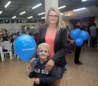 
<a style='margin-left: 5px;' class='btn btn-xs btn-social btn-facebook' href='https://www.facebook.com/sharer/sharer.php?u=https://galeramix.s01.web.getmuller.com.br/imagem/a104/800-800-90/conteudo/site_galerias/104/festa-do-divino-espirito-santo-tijucas-galeramix-44.jpg' rel='popup' data-width='500' data-height='400'><i class='fa fa-facebook'></i>Compartilhar <span class='hidden-xs'>no Facebook</span>
</a> 
<a class='btn btn-default btn-xs' target='_blank' href='imagem/a104/800-800-90/conteudo/site_galerias/104/festa-do-divino-espirito-santo-tijucas-galeramix-44.jpg'>
<span class='glyphicon glyphicon-cloud-download'></span> Salvar
</a>
