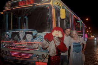 
<a style='margin-left: 5px;' class='btn btn-xs btn-social btn-facebook' href='https://www.facebook.com/sharer/sharer.php?u=https://galeramix.s01.web.getmuller.com.br/imagem/a104/800-800-90/conteudo/site_galerias/104/festa-do-divino-espirito-santo-tijucas-galeramix-46.jpg' rel='popup' data-width='500' data-height='400'><i class='fa fa-facebook'></i>Compartilhar <span class='hidden-xs'>no Facebook</span>
</a> 
<a class='btn btn-default btn-xs' target='_blank' href='imagem/a104/800-800-90/conteudo/site_galerias/104/festa-do-divino-espirito-santo-tijucas-galeramix-46.jpg'>
<span class='glyphicon glyphicon-cloud-download'></span> Salvar
</a>
