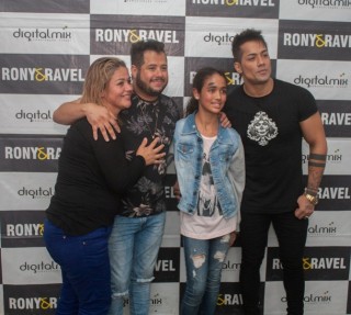 
<a style='margin-left: 5px;' class='btn btn-xs btn-social btn-facebook' href='https://www.facebook.com/sharer/sharer.php?u=https://galeramix.s01.web.getmuller.com.br/imagem/a106/800-800-90/conteudo/site_galerias/106/img4589.jpg' rel='popup' data-width='500' data-height='400'><i class='fa fa-facebook'></i>Compartilhar <span class='hidden-xs'>no Facebook</span>
</a> 
<a class='btn btn-default btn-xs' target='_blank' href='imagem/a106/800-800-90/conteudo/site_galerias/106/img4589.jpg'>
<span class='glyphicon glyphicon-cloud-download'></span> Salvar
</a>
