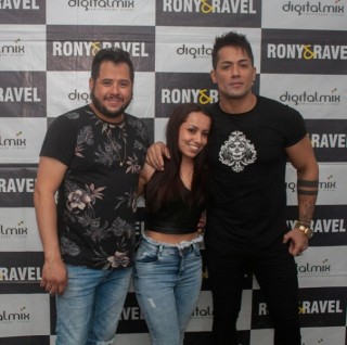 
<a style='margin-left: 5px;' class='btn btn-xs btn-social btn-facebook' href='https://www.facebook.com/sharer/sharer.php?u=https://galeramix.s01.web.getmuller.com.br/imagem/a106/800-800-90/conteudo/site_galerias/106/img4594.jpg' rel='popup' data-width='500' data-height='400'><i class='fa fa-facebook'></i>Compartilhar <span class='hidden-xs'>no Facebook</span>
</a> 
<a class='btn btn-default btn-xs' target='_blank' href='imagem/a106/800-800-90/conteudo/site_galerias/106/img4594.jpg'>
<span class='glyphicon glyphicon-cloud-download'></span> Salvar
</a>
