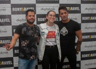 
<a style='margin-left: 5px;' class='btn btn-xs btn-social btn-facebook' href='https://www.facebook.com/sharer/sharer.php?u=https://galeramix.s01.web.getmuller.com.br/imagem/a106/800-800-90/conteudo/site_galerias/106/img4639.jpg' rel='popup' data-width='500' data-height='400'><i class='fa fa-facebook'></i>Compartilhar <span class='hidden-xs'>no Facebook</span>
</a> 
<a class='btn btn-default btn-xs' target='_blank' href='imagem/a106/800-800-90/conteudo/site_galerias/106/img4639.jpg'>
<span class='glyphicon glyphicon-cloud-download'></span> Salvar
</a>
