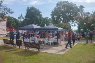 
                <a style='margin-left: 5px;' class='btn btn-xs btn-social btn-facebook' href='https://www.facebook.com/sharer/sharer.php?u=https://galeramix.s01.web.getmuller.com.br/imagem/a108/800-800-90/conteudo/site_galerias/108/tijucasaaniversario-159-anos-tijucas-galera-mix-35.jpg' rel='popup' data-width='500' data-height='400'><i class='fa fa-facebook'></i>Compartilhar <span class='hidden-xs'>no Facebook</span>
            </a> 
            <a class='btn btn-default btn-xs' target='_blank' href='imagem/a108/800-800-90/conteudo/site_galerias/108/tijucasaaniversario-159-anos-tijucas-galera-mix-35.jpg'>
                <span class='glyphicon glyphicon-cloud-download'></span> Salvar
            </a>
            