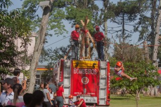 
<a style='margin-left: 5px;' class='btn btn-xs btn-social btn-facebook' href='https://www.facebook.com/sharer/sharer.php?u=https://galeramix.s01.web.getmuller.com.br/imagem/a108/800-800-90/conteudo/site_galerias/108/tijucasaaniversario-159-anos-tijucas-galera-mix-45.jpg' rel='popup' data-width='500' data-height='400'><i class='fa fa-facebook'></i>Compartilhar <span class='hidden-xs'>no Facebook</span>
</a> 
<a class='btn btn-default btn-xs' target='_blank' href='imagem/a108/800-800-90/conteudo/site_galerias/108/tijucasaaniversario-159-anos-tijucas-galera-mix-45.jpg'>
<span class='glyphicon glyphicon-cloud-download'></span> Salvar
</a>
