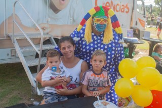 
<a style='margin-left: 5px;' class='btn btn-xs btn-social btn-facebook' href='https://www.facebook.com/sharer/sharer.php?u=https://galeramix.s01.web.getmuller.com.br/imagem/a108/800-800-90/conteudo/site_galerias/108/tijucasaaniversario-159-anos-tijucas-galera-mix-52.jpg' rel='popup' data-width='500' data-height='400'><i class='fa fa-facebook'></i>Compartilhar <span class='hidden-xs'>no Facebook</span>
</a> 
<a class='btn btn-default btn-xs' target='_blank' href='imagem/a108/800-800-90/conteudo/site_galerias/108/tijucasaaniversario-159-anos-tijucas-galera-mix-52.jpg'>
<span class='glyphicon glyphicon-cloud-download'></span> Salvar
</a>
