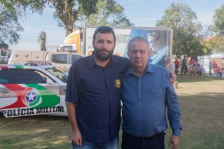 
<a style='margin-left: 5px;' class='btn btn-xs btn-social btn-facebook' href='https://www.facebook.com/sharer/sharer.php?u=https://galeramix.s01.web.getmuller.com.br/imagem/a108/800-800-90/conteudo/site_galerias/108/tijucasaaniversario-159-anos-tijucas-galera-mix-55.jpg' rel='popup' data-width='500' data-height='400'><i class='fa fa-facebook'></i>Compartilhar <span class='hidden-xs'>no Facebook</span>
</a> 
<a class='btn btn-default btn-xs' target='_blank' href='imagem/a108/800-800-90/conteudo/site_galerias/108/tijucasaaniversario-159-anos-tijucas-galera-mix-55.jpg'>
<span class='glyphicon glyphicon-cloud-download'></span> Salvar
</a>
