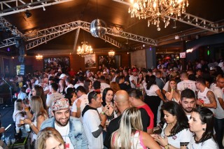 
                                    <a style='margin-left: 5px;' class='btn btn-xs btn-social btn-facebook' href='https://www.facebook.com/sharer/sharer.php?u=https://galeramix.s01.web.getmuller.com.br/imagem/a110/800-800-90/conteudo/site_galerias/110/001-feijoada-do-jean-negao-2019-40.jpg' rel='popup' data-width='500' data-height='400'><i class='fa fa-facebook'></i>Compartilhar <span class='hidden-xs'>no Facebook</span>
                                </a> 
                                <a class='btn btn-default btn-xs' target='_blank' href='imagem/a110/800-800-90/conteudo/site_galerias/110/001-feijoada-do-jean-negao-2019-40.jpg'>
                                    <span class='glyphicon glyphicon-cloud-download'></span> Salvar
                                </a>
                                