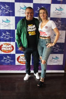 
                        <a style='margin-left: 5px;' class='btn btn-xs btn-social btn-facebook' href='https://www.facebook.com/sharer/sharer.php?u=https://galeramix.s01.web.getmuller.com.br/imagem/a110/800-800-90/conteudo/site_galerias/110/feijoada-do-jean-negao-2019-100.jpg' rel='popup' data-width='500' data-height='400'><i class='fa fa-facebook'></i>Compartilhar <span class='hidden-xs'>no Facebook</span>
                    </a> 
                    <a class='btn btn-default btn-xs' target='_blank' href='imagem/a110/800-800-90/conteudo/site_galerias/110/feijoada-do-jean-negao-2019-100.jpg'>
                        <span class='glyphicon glyphicon-cloud-download'></span> Salvar
                    </a>
                    