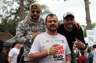 
                <a style='margin-left: 5px;' class='btn btn-xs btn-social btn-facebook' href='https://www.facebook.com/sharer/sharer.php?u=https://galeramix.s01.web.getmuller.com.br/imagem/a110/800-800-90/conteudo/site_galerias/110/feijoada-do-jean-negao-2019-102.jpg' rel='popup' data-width='500' data-height='400'><i class='fa fa-facebook'></i>Compartilhar <span class='hidden-xs'>no Facebook</span>
            </a> 
            <a class='btn btn-default btn-xs' target='_blank' href='imagem/a110/800-800-90/conteudo/site_galerias/110/feijoada-do-jean-negao-2019-102.jpg'>
                <span class='glyphicon glyphicon-cloud-download'></span> Salvar
            </a>
            