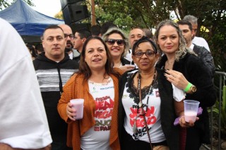 
<a style='margin-left: 5px;' class='btn btn-xs btn-social btn-facebook' href='https://www.facebook.com/sharer/sharer.php?u=https://galeramix.s01.web.getmuller.com.br/imagem/a110/800-800-90/conteudo/site_galerias/110/feijoada-do-jean-negao-2019-108.jpg' rel='popup' data-width='500' data-height='400'><i class='fa fa-facebook'></i>Compartilhar <span class='hidden-xs'>no Facebook</span>
</a> 
<a class='btn btn-default btn-xs' target='_blank' href='imagem/a110/800-800-90/conteudo/site_galerias/110/feijoada-do-jean-negao-2019-108.jpg'>
<span class='glyphicon glyphicon-cloud-download'></span> Salvar
</a>
