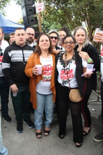 
<a style='margin-left: 5px;' class='btn btn-xs btn-social btn-facebook' href='https://www.facebook.com/sharer/sharer.php?u=https://galeramix.s01.web.getmuller.com.br/imagem/a110/800-800-90/conteudo/site_galerias/110/feijoada-do-jean-negao-2019-109.jpg' rel='popup' data-width='500' data-height='400'><i class='fa fa-facebook'></i>Compartilhar <span class='hidden-xs'>no Facebook</span>
</a> 
<a class='btn btn-default btn-xs' target='_blank' href='imagem/a110/800-800-90/conteudo/site_galerias/110/feijoada-do-jean-negao-2019-109.jpg'>
<span class='glyphicon glyphicon-cloud-download'></span> Salvar
</a>
