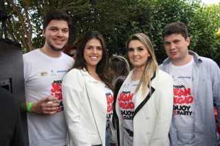 
<a style='margin-left: 5px;' class='btn btn-xs btn-social btn-facebook' href='https://www.facebook.com/sharer/sharer.php?u=https://galeramix.s01.web.getmuller.com.br/imagem/a110/800-800-90/conteudo/site_galerias/110/feijoada-do-jean-negao-2019-110.jpg' rel='popup' data-width='500' data-height='400'><i class='fa fa-facebook'></i>Compartilhar <span class='hidden-xs'>no Facebook</span>
</a> 
<a class='btn btn-default btn-xs' target='_blank' href='imagem/a110/800-800-90/conteudo/site_galerias/110/feijoada-do-jean-negao-2019-110.jpg'>
<span class='glyphicon glyphicon-cloud-download'></span> Salvar
</a>
