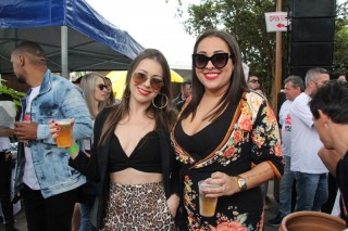 
<a style='margin-left: 5px;' class='btn btn-xs btn-social btn-facebook' href='https://www.facebook.com/sharer/sharer.php?u=https://galeramix.s01.web.getmuller.com.br/imagem/a110/800-800-90/conteudo/site_galerias/110/feijoada-do-jean-negao-2019-112.jpg' rel='popup' data-width='500' data-height='400'><i class='fa fa-facebook'></i>Compartilhar <span class='hidden-xs'>no Facebook</span>
</a> 
<a class='btn btn-default btn-xs' target='_blank' href='imagem/a110/800-800-90/conteudo/site_galerias/110/feijoada-do-jean-negao-2019-112.jpg'>
<span class='glyphicon glyphicon-cloud-download'></span> Salvar
</a>
