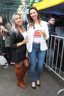 
<a style='margin-left: 5px;' class='btn btn-xs btn-social btn-facebook' href='https://www.facebook.com/sharer/sharer.php?u=https://galeramix.s01.web.getmuller.com.br/imagem/a110/800-800-90/conteudo/site_galerias/110/feijoada-do-jean-negao-2019-114.jpg' rel='popup' data-width='500' data-height='400'><i class='fa fa-facebook'></i>Compartilhar <span class='hidden-xs'>no Facebook</span>
</a> 
<a class='btn btn-default btn-xs' target='_blank' href='imagem/a110/800-800-90/conteudo/site_galerias/110/feijoada-do-jean-negao-2019-114.jpg'>
<span class='glyphicon glyphicon-cloud-download'></span> Salvar
</a>
