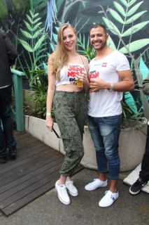 
<a style='margin-left: 5px;' class='btn btn-xs btn-social btn-facebook' href='https://www.facebook.com/sharer/sharer.php?u=https://galeramix.s01.web.getmuller.com.br/imagem/a110/800-800-90/conteudo/site_galerias/110/feijoada-do-jean-negao-2019-115.jpg' rel='popup' data-width='500' data-height='400'><i class='fa fa-facebook'></i>Compartilhar <span class='hidden-xs'>no Facebook</span>
</a> 
<a class='btn btn-default btn-xs' target='_blank' href='imagem/a110/800-800-90/conteudo/site_galerias/110/feijoada-do-jean-negao-2019-115.jpg'>
<span class='glyphicon glyphicon-cloud-download'></span> Salvar
</a>
