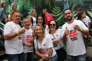 
<a style='margin-left: 5px;' class='btn btn-xs btn-social btn-facebook' href='https://www.facebook.com/sharer/sharer.php?u=https://galeramix.s01.web.getmuller.com.br/imagem/a110/800-800-90/conteudo/site_galerias/110/feijoada-do-jean-negao-2019-117.jpg' rel='popup' data-width='500' data-height='400'><i class='fa fa-facebook'></i>Compartilhar <span class='hidden-xs'>no Facebook</span>
</a> 
<a class='btn btn-default btn-xs' target='_blank' href='imagem/a110/800-800-90/conteudo/site_galerias/110/feijoada-do-jean-negao-2019-117.jpg'>
<span class='glyphicon glyphicon-cloud-download'></span> Salvar
</a>
