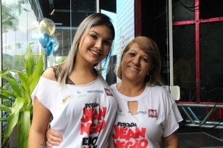 
<a style='margin-left: 5px;' class='btn btn-xs btn-social btn-facebook' href='https://www.facebook.com/sharer/sharer.php?u=https://galeramix.s01.web.getmuller.com.br/imagem/a110/800-800-90/conteudo/site_galerias/110/feijoada-do-jean-negao-2019-119.jpg' rel='popup' data-width='500' data-height='400'><i class='fa fa-facebook'></i>Compartilhar <span class='hidden-xs'>no Facebook</span>
</a> 
<a class='btn btn-default btn-xs' target='_blank' href='imagem/a110/800-800-90/conteudo/site_galerias/110/feijoada-do-jean-negao-2019-119.jpg'>
<span class='glyphicon glyphicon-cloud-download'></span> Salvar
</a>
