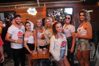 
<a style='margin-left: 5px;' class='btn btn-xs btn-social btn-facebook' href='https://www.facebook.com/sharer/sharer.php?u=https://galeramix.s01.web.getmuller.com.br/imagem/a110/800-800-90/conteudo/site_galerias/110/feijoada-do-jean-negao-2019-120.jpg' rel='popup' data-width='500' data-height='400'><i class='fa fa-facebook'></i>Compartilhar <span class='hidden-xs'>no Facebook</span>
</a> 
<a class='btn btn-default btn-xs' target='_blank' href='imagem/a110/800-800-90/conteudo/site_galerias/110/feijoada-do-jean-negao-2019-120.jpg'>
<span class='glyphicon glyphicon-cloud-download'></span> Salvar
</a>
