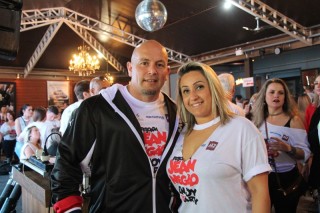 
<a style='margin-left: 5px;' class='btn btn-xs btn-social btn-facebook' href='https://www.facebook.com/sharer/sharer.php?u=https://galeramix.s01.web.getmuller.com.br/imagem/a110/800-800-90/conteudo/site_galerias/110/feijoada-do-jean-negao-2019-121.jpg' rel='popup' data-width='500' data-height='400'><i class='fa fa-facebook'></i>Compartilhar <span class='hidden-xs'>no Facebook</span>
</a> 
<a class='btn btn-default btn-xs' target='_blank' href='imagem/a110/800-800-90/conteudo/site_galerias/110/feijoada-do-jean-negao-2019-121.jpg'>
<span class='glyphicon glyphicon-cloud-download'></span> Salvar
</a>
