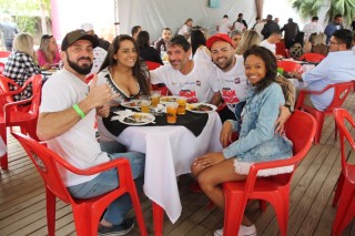 
<a style='margin-left: 5px;' class='btn btn-xs btn-social btn-facebook' href='https://www.facebook.com/sharer/sharer.php?u=https://galeramix.s01.web.getmuller.com.br/imagem/a110/800-800-90/conteudo/site_galerias/110/feijoada-do-jean-negao-2019-123.jpg' rel='popup' data-width='500' data-height='400'><i class='fa fa-facebook'></i>Compartilhar <span class='hidden-xs'>no Facebook</span>
</a> 
<a class='btn btn-default btn-xs' target='_blank' href='imagem/a110/800-800-90/conteudo/site_galerias/110/feijoada-do-jean-negao-2019-123.jpg'>
<span class='glyphicon glyphicon-cloud-download'></span> Salvar
</a>
