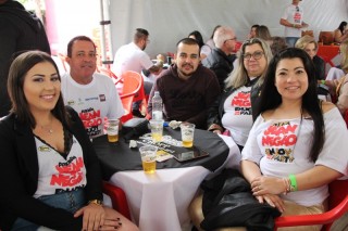 
<a style='margin-left: 5px;' class='btn btn-xs btn-social btn-facebook' href='https://www.facebook.com/sharer/sharer.php?u=https://galeramix.s01.web.getmuller.com.br/imagem/a110/800-800-90/conteudo/site_galerias/110/feijoada-do-jean-negao-2019-125.jpg' rel='popup' data-width='500' data-height='400'><i class='fa fa-facebook'></i>Compartilhar <span class='hidden-xs'>no Facebook</span>
</a> 
<a class='btn btn-default btn-xs' target='_blank' href='imagem/a110/800-800-90/conteudo/site_galerias/110/feijoada-do-jean-negao-2019-125.jpg'>
<span class='glyphicon glyphicon-cloud-download'></span> Salvar
</a>
