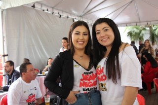 
<a style='margin-left: 5px;' class='btn btn-xs btn-social btn-facebook' href='https://www.facebook.com/sharer/sharer.php?u=https://galeramix.s01.web.getmuller.com.br/imagem/a110/800-800-90/conteudo/site_galerias/110/feijoada-do-jean-negao-2019-126.jpg' rel='popup' data-width='500' data-height='400'><i class='fa fa-facebook'></i>Compartilhar <span class='hidden-xs'>no Facebook</span>
</a> 
<a class='btn btn-default btn-xs' target='_blank' href='imagem/a110/800-800-90/conteudo/site_galerias/110/feijoada-do-jean-negao-2019-126.jpg'>
<span class='glyphicon glyphicon-cloud-download'></span> Salvar
</a>
