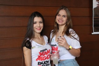 
<a style='margin-left: 5px;' class='btn btn-xs btn-social btn-facebook' href='https://www.facebook.com/sharer/sharer.php?u=https://galeramix.s01.web.getmuller.com.br/imagem/a110/800-800-90/conteudo/site_galerias/110/feijoada-do-jean-negao-2019-131.jpg' rel='popup' data-width='500' data-height='400'><i class='fa fa-facebook'></i>Compartilhar <span class='hidden-xs'>no Facebook</span>
</a> 
<a class='btn btn-default btn-xs' target='_blank' href='imagem/a110/800-800-90/conteudo/site_galerias/110/feijoada-do-jean-negao-2019-131.jpg'>
<span class='glyphicon glyphicon-cloud-download'></span> Salvar
</a>
