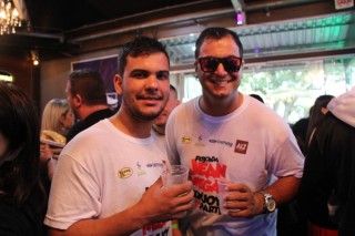 
<a style='margin-left: 5px;' class='btn btn-xs btn-social btn-facebook' href='https://www.facebook.com/sharer/sharer.php?u=https://galeramix.s01.web.getmuller.com.br/imagem/a110/800-800-90/conteudo/site_galerias/110/feijoada-do-jean-negao-2019-132.jpg' rel='popup' data-width='500' data-height='400'><i class='fa fa-facebook'></i>Compartilhar <span class='hidden-xs'>no Facebook</span>
</a> 
<a class='btn btn-default btn-xs' target='_blank' href='imagem/a110/800-800-90/conteudo/site_galerias/110/feijoada-do-jean-negao-2019-132.jpg'>
<span class='glyphicon glyphicon-cloud-download'></span> Salvar
</a>
