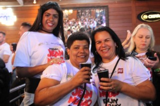 
<a style='margin-left: 5px;' class='btn btn-xs btn-social btn-facebook' href='https://www.facebook.com/sharer/sharer.php?u=https://galeramix.s01.web.getmuller.com.br/imagem/a110/800-800-90/conteudo/site_galerias/110/feijoada-do-jean-negao-2019-134.jpg' rel='popup' data-width='500' data-height='400'><i class='fa fa-facebook'></i>Compartilhar <span class='hidden-xs'>no Facebook</span>
</a> 
<a class='btn btn-default btn-xs' target='_blank' href='imagem/a110/800-800-90/conteudo/site_galerias/110/feijoada-do-jean-negao-2019-134.jpg'>
<span class='glyphicon glyphicon-cloud-download'></span> Salvar
</a>
