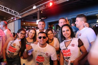 
<a style='margin-left: 5px;' class='btn btn-xs btn-social btn-facebook' href='https://www.facebook.com/sharer/sharer.php?u=https://galeramix.s01.web.getmuller.com.br/imagem/a110/800-800-90/conteudo/site_galerias/110/feijoada-do-jean-negao-2019-138.jpg' rel='popup' data-width='500' data-height='400'><i class='fa fa-facebook'></i>Compartilhar <span class='hidden-xs'>no Facebook</span>
</a> 
<a class='btn btn-default btn-xs' target='_blank' href='imagem/a110/800-800-90/conteudo/site_galerias/110/feijoada-do-jean-negao-2019-138.jpg'>
<span class='glyphicon glyphicon-cloud-download'></span> Salvar
</a>
