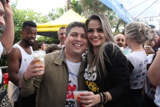 
<a style='margin-left: 5px;' class='btn btn-xs btn-social btn-facebook' href='https://www.facebook.com/sharer/sharer.php?u=https://galeramix.s01.web.getmuller.com.br/imagem/a110/800-800-90/conteudo/site_galerias/110/feijoada-do-jean-negao-2019-139.jpg' rel='popup' data-width='500' data-height='400'><i class='fa fa-facebook'></i>Compartilhar <span class='hidden-xs'>no Facebook</span>
</a> 
<a class='btn btn-default btn-xs' target='_blank' href='imagem/a110/800-800-90/conteudo/site_galerias/110/feijoada-do-jean-negao-2019-139.jpg'>
<span class='glyphicon glyphicon-cloud-download'></span> Salvar
</a>
