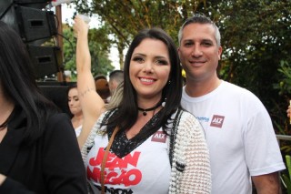 
<a style='margin-left: 5px;' class='btn btn-xs btn-social btn-facebook' href='https://www.facebook.com/sharer/sharer.php?u=https://galeramix.s01.web.getmuller.com.br/imagem/a110/800-800-90/conteudo/site_galerias/110/feijoada-do-jean-negao-2019-140.jpg' rel='popup' data-width='500' data-height='400'><i class='fa fa-facebook'></i>Compartilhar <span class='hidden-xs'>no Facebook</span>
</a> 
<a class='btn btn-default btn-xs' target='_blank' href='imagem/a110/800-800-90/conteudo/site_galerias/110/feijoada-do-jean-negao-2019-140.jpg'>
<span class='glyphicon glyphicon-cloud-download'></span> Salvar
</a>
