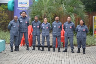 
<a style='margin-left: 5px;' class='btn btn-xs btn-social btn-facebook' href='https://www.facebook.com/sharer/sharer.php?u=https://galeramix.s01.web.getmuller.com.br/imagem/a110/800-800-90/conteudo/site_galerias/110/feijoada-do-jean-negao-2019-142.jpg' rel='popup' data-width='500' data-height='400'><i class='fa fa-facebook'></i>Compartilhar <span class='hidden-xs'>no Facebook</span>
</a> 
<a class='btn btn-default btn-xs' target='_blank' href='imagem/a110/800-800-90/conteudo/site_galerias/110/feijoada-do-jean-negao-2019-142.jpg'>
<span class='glyphicon glyphicon-cloud-download'></span> Salvar
</a>
