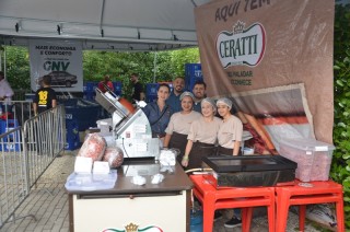 
<a style='margin-left: 5px;' class='btn btn-xs btn-social btn-facebook' href='https://www.facebook.com/sharer/sharer.php?u=https://galeramix.s01.web.getmuller.com.br/imagem/a110/800-800-90/conteudo/site_galerias/110/feijoada-do-jean-negao-2019-143.jpg' rel='popup' data-width='500' data-height='400'><i class='fa fa-facebook'></i>Compartilhar <span class='hidden-xs'>no Facebook</span>
</a> 
<a class='btn btn-default btn-xs' target='_blank' href='imagem/a110/800-800-90/conteudo/site_galerias/110/feijoada-do-jean-negao-2019-143.jpg'>
<span class='glyphicon glyphicon-cloud-download'></span> Salvar
</a>
