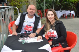 
<a style='margin-left: 5px;' class='btn btn-xs btn-social btn-facebook' href='https://www.facebook.com/sharer/sharer.php?u=https://galeramix.s01.web.getmuller.com.br/imagem/a110/800-800-90/conteudo/site_galerias/110/feijoada-do-jean-negao-2019-145.jpg' rel='popup' data-width='500' data-height='400'><i class='fa fa-facebook'></i>Compartilhar <span class='hidden-xs'>no Facebook</span>
</a> 
<a class='btn btn-default btn-xs' target='_blank' href='imagem/a110/800-800-90/conteudo/site_galerias/110/feijoada-do-jean-negao-2019-145.jpg'>
<span class='glyphicon glyphicon-cloud-download'></span> Salvar
</a>
