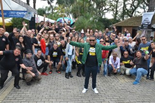 
<a style='margin-left: 5px;' class='btn btn-xs btn-social btn-facebook' href='https://www.facebook.com/sharer/sharer.php?u=https://galeramix.s01.web.getmuller.com.br/imagem/a110/800-800-90/conteudo/site_galerias/110/feijoada-do-jean-negao-2019-146.jpg' rel='popup' data-width='500' data-height='400'><i class='fa fa-facebook'></i>Compartilhar <span class='hidden-xs'>no Facebook</span>
</a> 
<a class='btn btn-default btn-xs' target='_blank' href='imagem/a110/800-800-90/conteudo/site_galerias/110/feijoada-do-jean-negao-2019-146.jpg'>
<span class='glyphicon glyphicon-cloud-download'></span> Salvar
</a>
