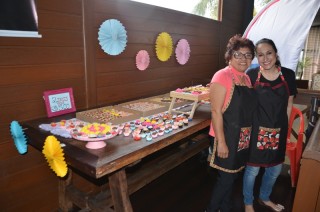 
<a style='margin-left: 5px;' class='btn btn-xs btn-social btn-facebook' href='https://www.facebook.com/sharer/sharer.php?u=https://galeramix.s01.web.getmuller.com.br/imagem/a110/800-800-90/conteudo/site_galerias/110/feijoada-do-jean-negao-2019-147.jpg' rel='popup' data-width='500' data-height='400'><i class='fa fa-facebook'></i>Compartilhar <span class='hidden-xs'>no Facebook</span>
</a> 
<a class='btn btn-default btn-xs' target='_blank' href='imagem/a110/800-800-90/conteudo/site_galerias/110/feijoada-do-jean-negao-2019-147.jpg'>
<span class='glyphicon glyphicon-cloud-download'></span> Salvar
</a>
