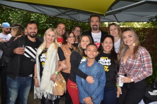 
<a style='margin-left: 5px;' class='btn btn-xs btn-social btn-facebook' href='https://www.facebook.com/sharer/sharer.php?u=https://galeramix.s01.web.getmuller.com.br/imagem/a110/800-800-90/conteudo/site_galerias/110/feijoada-do-jean-negao-2019-151.jpg' rel='popup' data-width='500' data-height='400'><i class='fa fa-facebook'></i>Compartilhar <span class='hidden-xs'>no Facebook</span>
</a> 
<a class='btn btn-default btn-xs' target='_blank' href='imagem/a110/800-800-90/conteudo/site_galerias/110/feijoada-do-jean-negao-2019-151.jpg'>
<span class='glyphicon glyphicon-cloud-download'></span> Salvar
</a>
