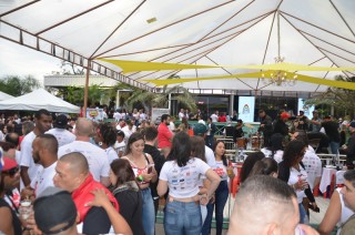 
<a style='margin-left: 5px;' class='btn btn-xs btn-social btn-facebook' href='https://www.facebook.com/sharer/sharer.php?u=https://galeramix.s01.web.getmuller.com.br/imagem/a110/800-800-90/conteudo/site_galerias/110/feijoada-do-jean-negao-2019-152.jpg' rel='popup' data-width='500' data-height='400'><i class='fa fa-facebook'></i>Compartilhar <span class='hidden-xs'>no Facebook</span>
</a> 
<a class='btn btn-default btn-xs' target='_blank' href='imagem/a110/800-800-90/conteudo/site_galerias/110/feijoada-do-jean-negao-2019-152.jpg'>
<span class='glyphicon glyphicon-cloud-download'></span> Salvar
</a>
