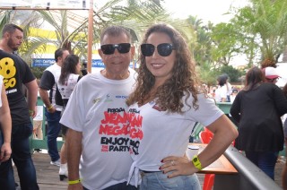 
<a style='margin-left: 5px;' class='btn btn-xs btn-social btn-facebook' href='https://www.facebook.com/sharer/sharer.php?u=https://galeramix.s01.web.getmuller.com.br/imagem/a110/800-800-90/conteudo/site_galerias/110/feijoada-do-jean-negao-2019-154.jpg' rel='popup' data-width='500' data-height='400'><i class='fa fa-facebook'></i>Compartilhar <span class='hidden-xs'>no Facebook</span>
</a> 
<a class='btn btn-default btn-xs' target='_blank' href='imagem/a110/800-800-90/conteudo/site_galerias/110/feijoada-do-jean-negao-2019-154.jpg'>
<span class='glyphicon glyphicon-cloud-download'></span> Salvar
</a>
