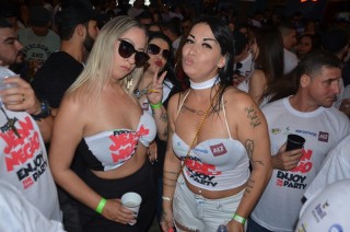 
<a style='margin-left: 5px;' class='btn btn-xs btn-social btn-facebook' href='https://www.facebook.com/sharer/sharer.php?u=https://galeramix.s01.web.getmuller.com.br/imagem/a110/800-800-90/conteudo/site_galerias/110/feijoada-do-jean-negao-2019-162.jpg' rel='popup' data-width='500' data-height='400'><i class='fa fa-facebook'></i>Compartilhar <span class='hidden-xs'>no Facebook</span>
</a> 
<a class='btn btn-default btn-xs' target='_blank' href='imagem/a110/800-800-90/conteudo/site_galerias/110/feijoada-do-jean-negao-2019-162.jpg'>
<span class='glyphicon glyphicon-cloud-download'></span> Salvar
</a>
