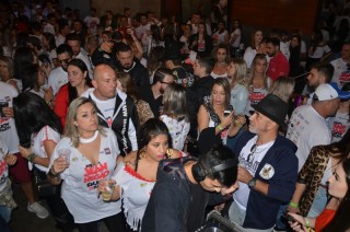 
<a style='margin-left: 5px;' class='btn btn-xs btn-social btn-facebook' href='https://www.facebook.com/sharer/sharer.php?u=https://galeramix.s01.web.getmuller.com.br/imagem/a110/800-800-90/conteudo/site_galerias/110/feijoada-do-jean-negao-2019-163.jpg' rel='popup' data-width='500' data-height='400'><i class='fa fa-facebook'></i>Compartilhar <span class='hidden-xs'>no Facebook</span>
</a> 
<a class='btn btn-default btn-xs' target='_blank' href='imagem/a110/800-800-90/conteudo/site_galerias/110/feijoada-do-jean-negao-2019-163.jpg'>
<span class='glyphicon glyphicon-cloud-download'></span> Salvar
</a>
