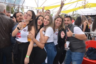 
<a style='margin-left: 5px;' class='btn btn-xs btn-social btn-facebook' href='https://www.facebook.com/sharer/sharer.php?u=https://galeramix.s01.web.getmuller.com.br/imagem/a110/800-800-90/conteudo/site_galerias/110/feijoada-do-jean-negao-2019-166.jpg' rel='popup' data-width='500' data-height='400'><i class='fa fa-facebook'></i>Compartilhar <span class='hidden-xs'>no Facebook</span>
</a> 
<a class='btn btn-default btn-xs' target='_blank' href='imagem/a110/800-800-90/conteudo/site_galerias/110/feijoada-do-jean-negao-2019-166.jpg'>
<span class='glyphicon glyphicon-cloud-download'></span> Salvar
</a>
