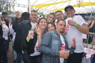 
<a style='margin-left: 5px;' class='btn btn-xs btn-social btn-facebook' href='https://www.facebook.com/sharer/sharer.php?u=https://galeramix.s01.web.getmuller.com.br/imagem/a110/800-800-90/conteudo/site_galerias/110/feijoada-do-jean-negao-2019-168.jpg' rel='popup' data-width='500' data-height='400'><i class='fa fa-facebook'></i>Compartilhar <span class='hidden-xs'>no Facebook</span>
</a> 
<a class='btn btn-default btn-xs' target='_blank' href='imagem/a110/800-800-90/conteudo/site_galerias/110/feijoada-do-jean-negao-2019-168.jpg'>
<span class='glyphicon glyphicon-cloud-download'></span> Salvar
</a>
