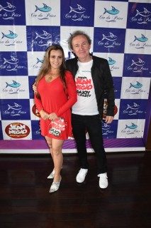 
<a style='margin-left: 5px;' class='btn btn-xs btn-social btn-facebook' href='https://www.facebook.com/sharer/sharer.php?u=https://galeramix.s01.web.getmuller.com.br/imagem/a110/800-800-90/conteudo/site_galerias/110/feijoada-do-jean-negao-2019-174.jpg' rel='popup' data-width='500' data-height='400'><i class='fa fa-facebook'></i>Compartilhar <span class='hidden-xs'>no Facebook</span>
</a> 
<a class='btn btn-default btn-xs' target='_blank' href='imagem/a110/800-800-90/conteudo/site_galerias/110/feijoada-do-jean-negao-2019-174.jpg'>
<span class='glyphicon glyphicon-cloud-download'></span> Salvar
</a>
