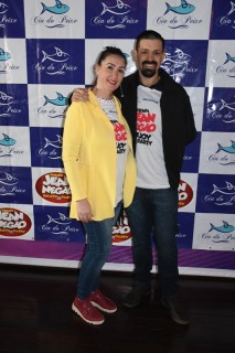 
<a style='margin-left: 5px;' class='btn btn-xs btn-social btn-facebook' href='https://www.facebook.com/sharer/sharer.php?u=https://galeramix.s01.web.getmuller.com.br/imagem/a110/800-800-90/conteudo/site_galerias/110/feijoada-do-jean-negao-2019-175.jpg' rel='popup' data-width='500' data-height='400'><i class='fa fa-facebook'></i>Compartilhar <span class='hidden-xs'>no Facebook</span>
</a> 
<a class='btn btn-default btn-xs' target='_blank' href='imagem/a110/800-800-90/conteudo/site_galerias/110/feijoada-do-jean-negao-2019-175.jpg'>
<span class='glyphicon glyphicon-cloud-download'></span> Salvar
</a>
